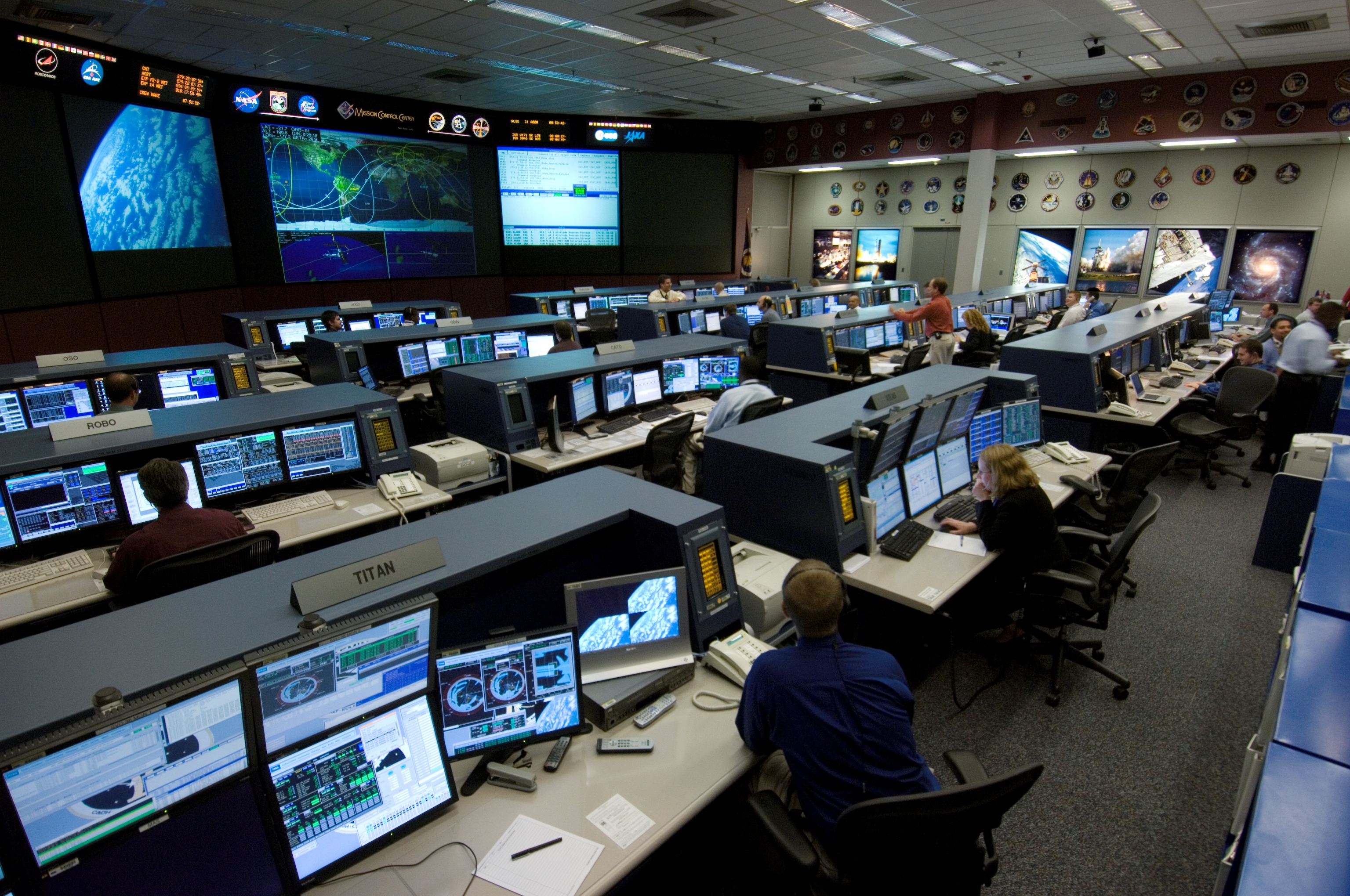 ISS_Flight_Control_Room_2006.jpg