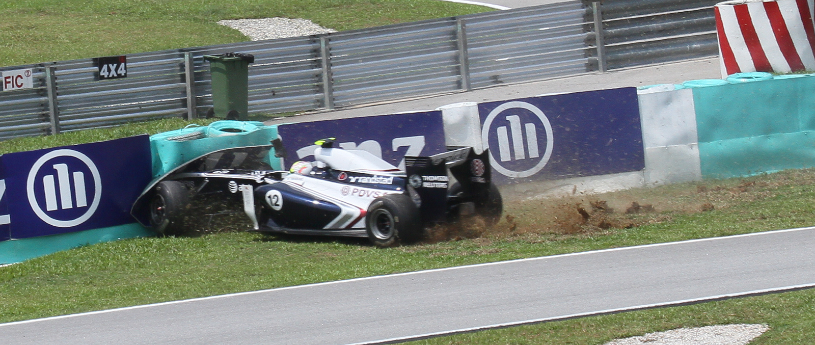 Pastor_Maldonado's_crash_2011_Malaysia_FP2_1.jpg