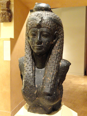 Cleopatra_VII_statue_fragment,_69-30_BC_-_Royal_Ontario_Museum_-_DSC09761.JPG